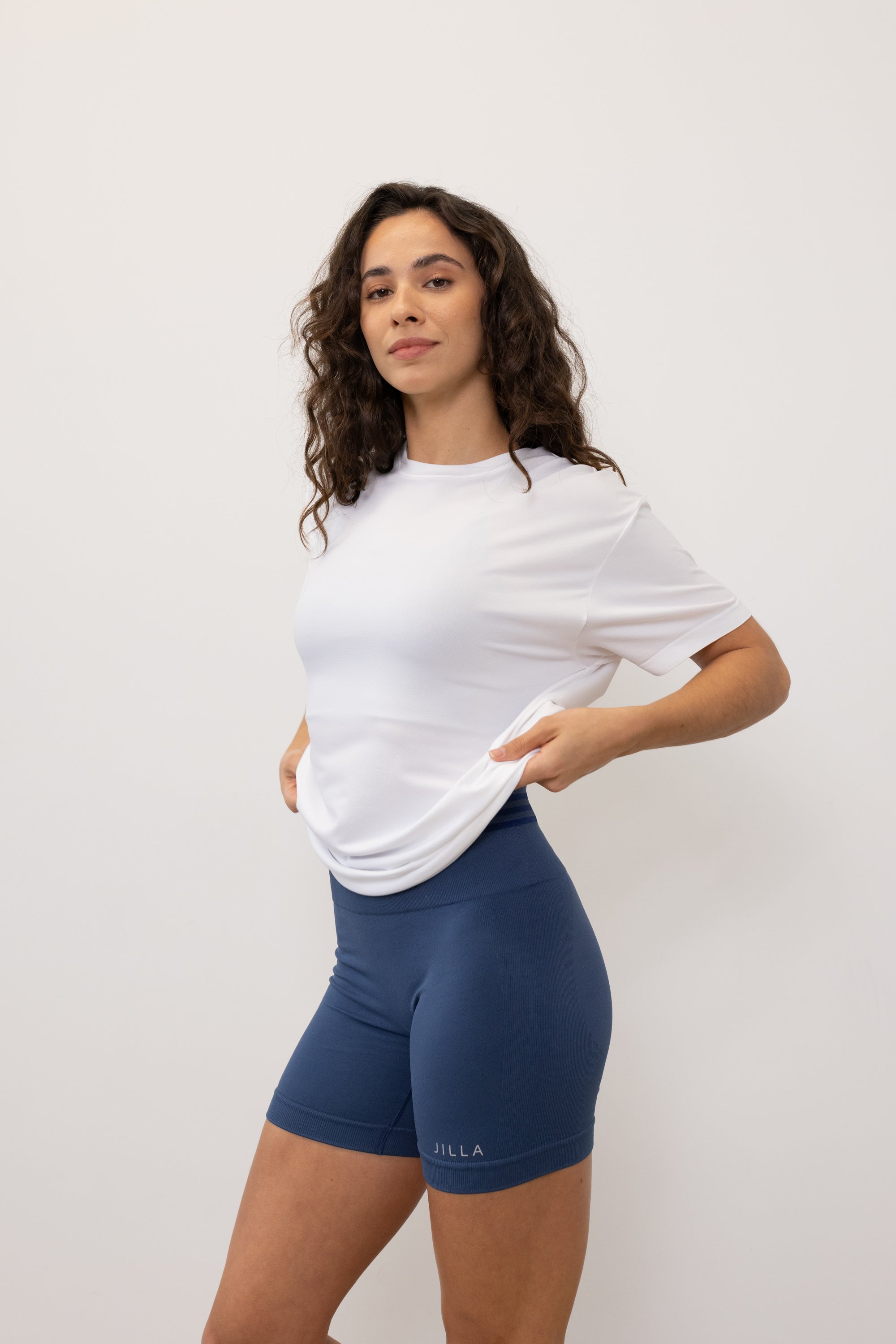 Meet our new Jilla T-shirt - your new favorite throw-on layer! Made from recycled polyamide, it's cool, sweat-wicking, and perfect for any activity. With its soft drape and oversized fit, you can style it your way. Pair it with our Tone & Lift Shorts for studio sessions and beyond