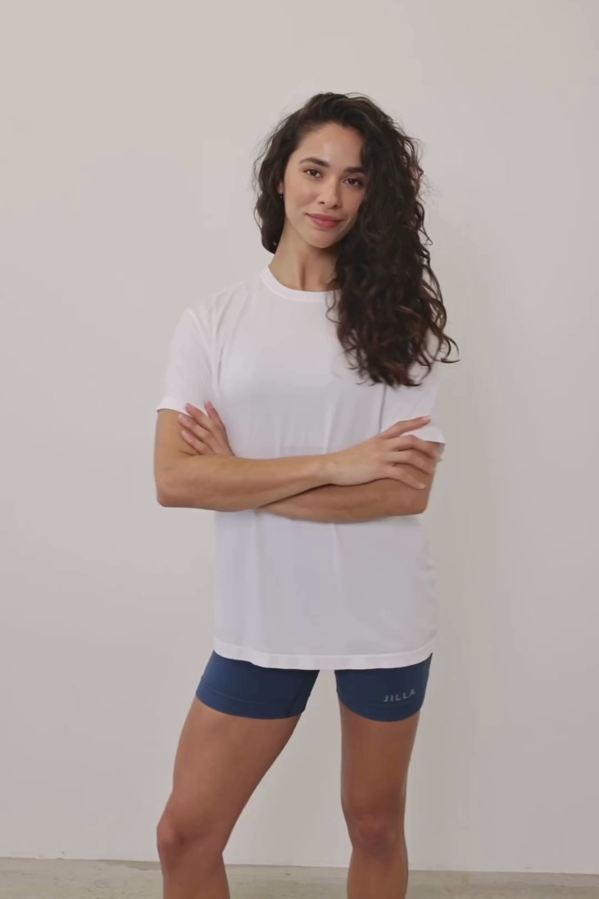 Meet our new Jilla T-shirt - your new favorite throw-on layer! Made from recycled polyamide, it's cool, sweat-wicking, and perfect for any activity. With its soft drape and oversized fit, you can style it your way. Pair it with our Tone & Lift Shorts for studio sessions and beyond